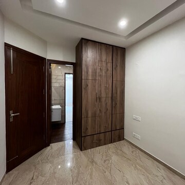 Room in 3 BHK Builder Floor at Sector 33 – for Rent