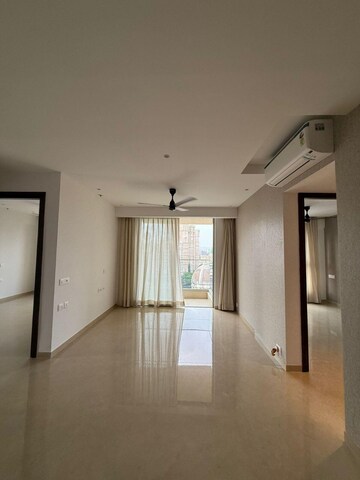 Room in 4 BHK Apartment at Lodha Bellissimo, Mahalaxmi – for Rent