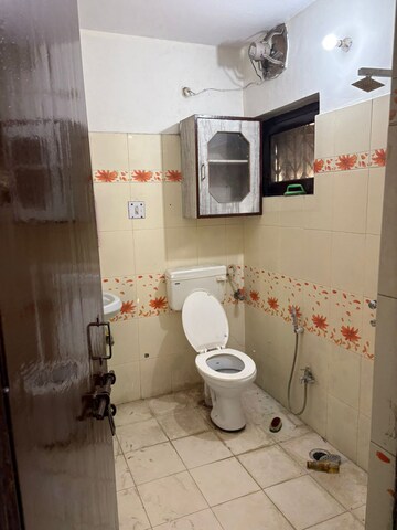 Attached Bathroom in 3 BHK Builder Floor at Gomti Nagar – for Rent