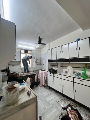 Master Bedroom in 2 BHK Apartment at Andheri West – for Rent