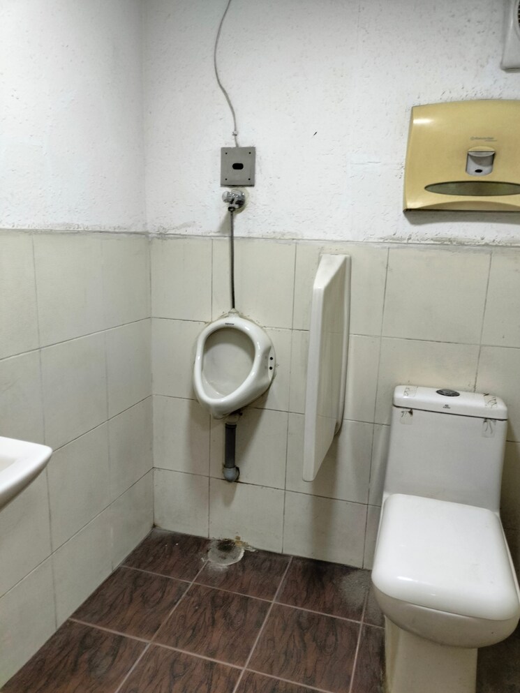 Washroom, okhla industrial estate phase 3 Commercial Office Space 2500 Sq.Ft. In Okhla Industrial Estate Phase 3 Delhi 8893928