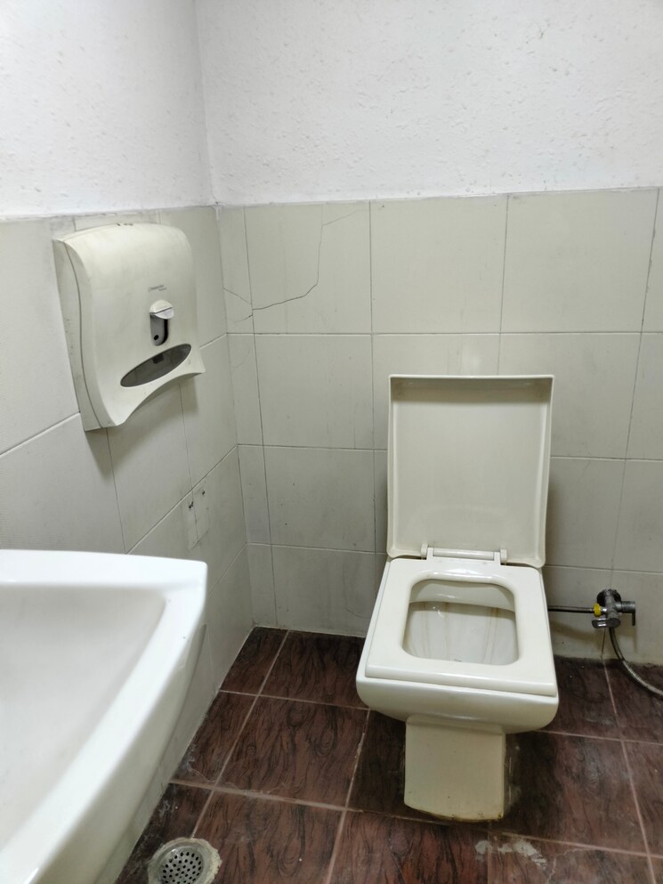 Washroom, okhla industrial estate phase 3 Commercial Office Space 2500 Sq.Ft. In Okhla Industrial Estate Phase 3 Delhi 8893928
