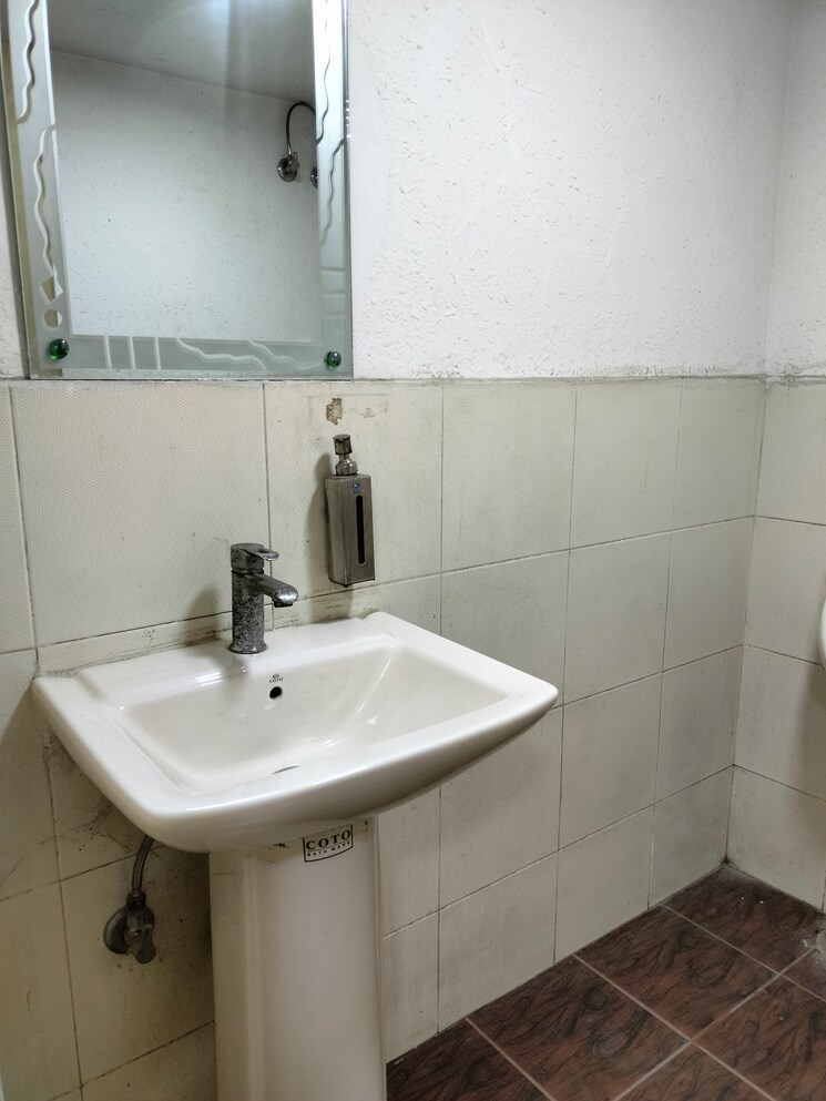 Washroom, okhla industrial estate phase 3 Commercial Office Space 2500 Sq.Ft. In Okhla Industrial Estate Phase 3 Delhi 8893928