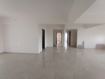 Room in 2 BHK Apartment at Rite Skyluxe, Chembur – for Rent