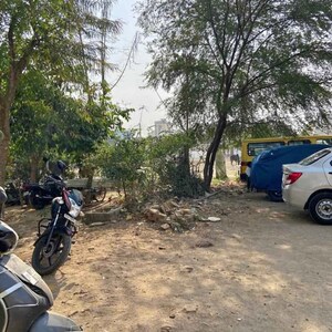 Parking in 2 BHK Independent House at Unitech South City, South City – for Sale