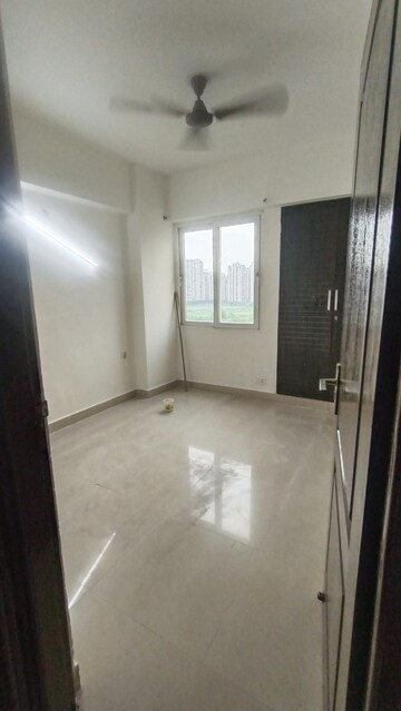 Room in 2 BHK Apartment at Sethi Max Royale, Sector 76 – for Rent