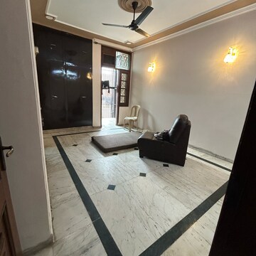 Team Area in 3 BHK Builder Floor at South Extension I – for Rent