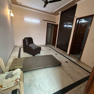 Team Area in 3 BHK Builder Floor at South Extension I – for Rent