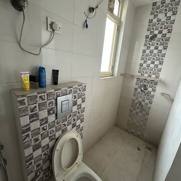 Attached Bathroom in 2 BHK Builder Floor at Masjid Moth – for Rent