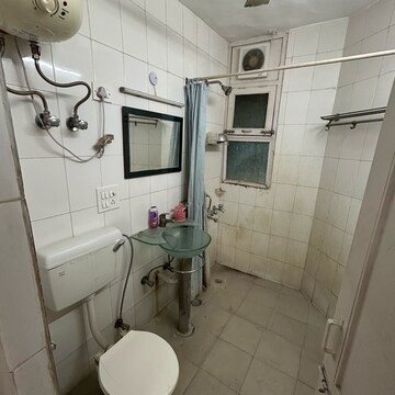 Attached Bathroom in 2 BHK Builder Floor at Masjid Moth – for Rent