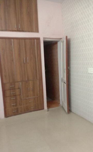 Furnished Amenities in 3.5 BHK Builder Floor at Sector 26 – for Sale