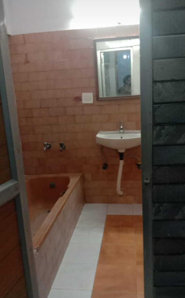 Bathroom, sector 26 3.5 Bedroom 112 Sq.Mt. Builder Floor In Sector 26 Noida 8894093