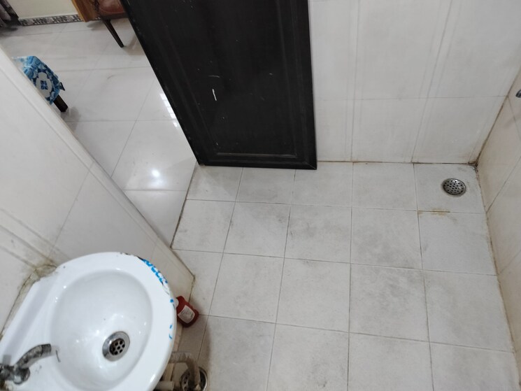 Bathroom, sarita vihar 1 Bedroom 450 Sq.Ft. Apartment In Sarita Vihar Delhi 8894103