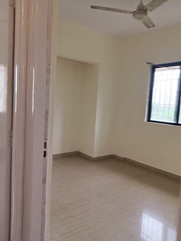 Room in 2 BHK Apartment at Lodha Amara, Kolshet Road – for Rent