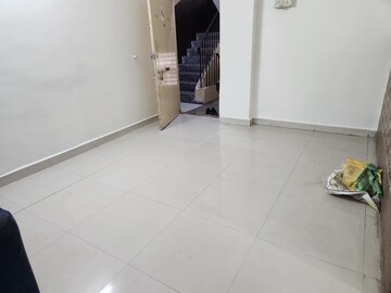 Room in 2 BHK Apartment at Kalpataru Paramount, Kapur Bawdi – for Rent