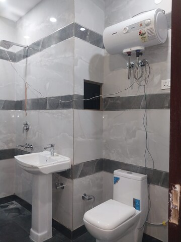 Master Bedroom in 2.5 BHK Apartment at Krushi Niketan Apartments, Paschim Vihar – for Rent