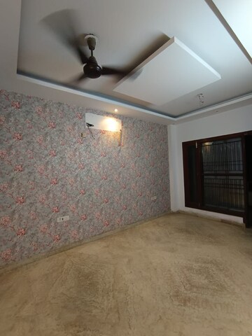 Room in 3 BHK Apartment at Navbharat Apartments, Paschim Vihar – for Rent