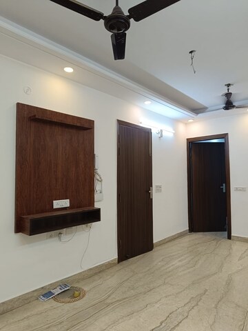 Room in 2 BHK Apartment at Triveni Apartments CGHS, Paschim Vihar – for Rent