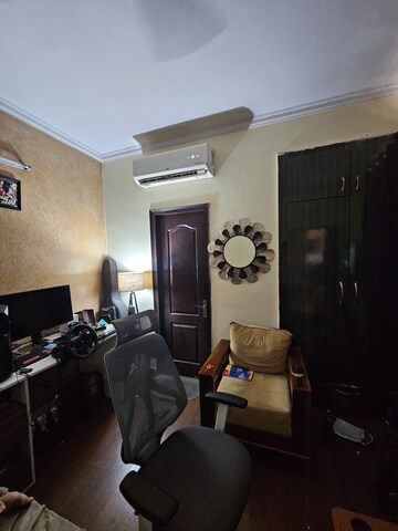 Furnished Amenities in 2.5 BHK Apartment at Amrapali Princely Estate, Sector 76 – for Rent