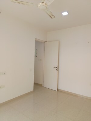 Room in 2 BHK Apartment at Hiranandani Fortune City, New Panvel – for Rent