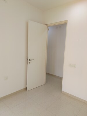 Room in 2 BHK Apartment at Hiranandani Fortune City, New Panvel – for Rent