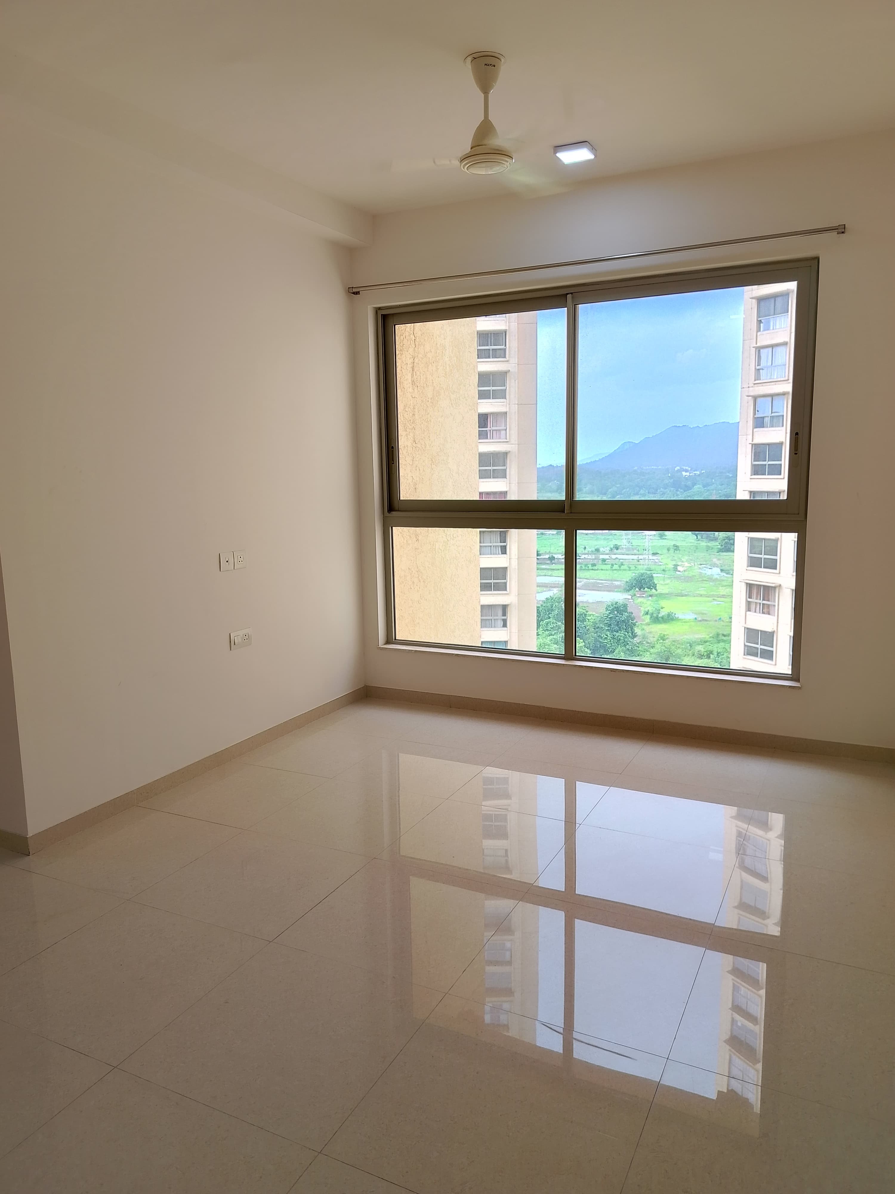 2 BHK Apartment For Rent in Hiranandani Fortune City