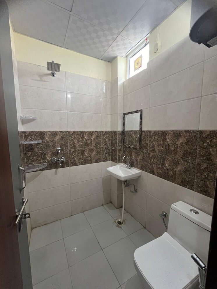 Bathroom, sushant lok i 1 RK 200 Sq.Ft. Builder Floor In Sushant Lok I Gurgaon 8894388
