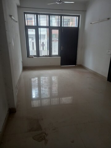 Room in 3 BHK Builder Floor at Sector 46 – for Rent