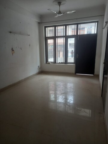 Room in 3 BHK Builder Floor at Sector 46 – for Rent