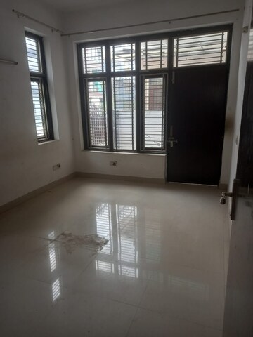 Room in 3 BHK Builder Floor at Sector 46 – for Rent