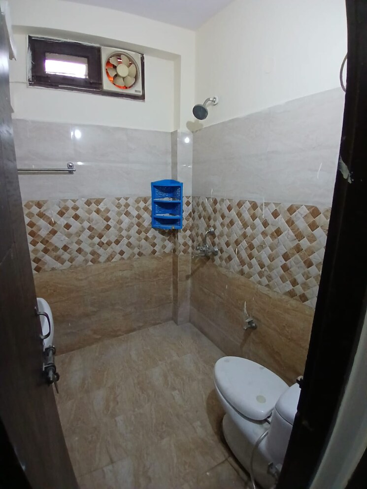 Bathroom, sushant lok i 1 Bedroom 500 Sq.Ft. Builder Floor In Sushant Lok I Gurgaon 8894394