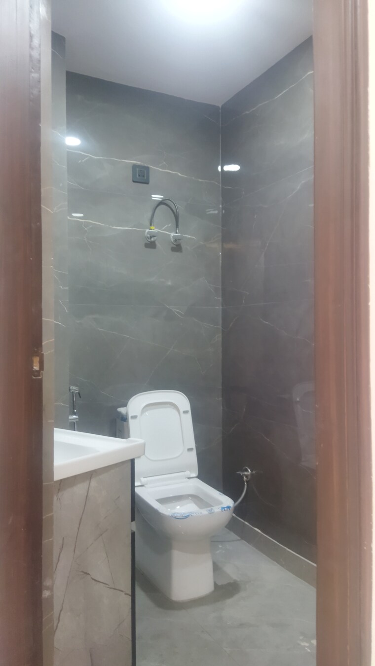 Bathroom, govindpuri 3 Bedroom 1300 Sq.Ft. Builder Floor In Govindpuri Delhi 8894482