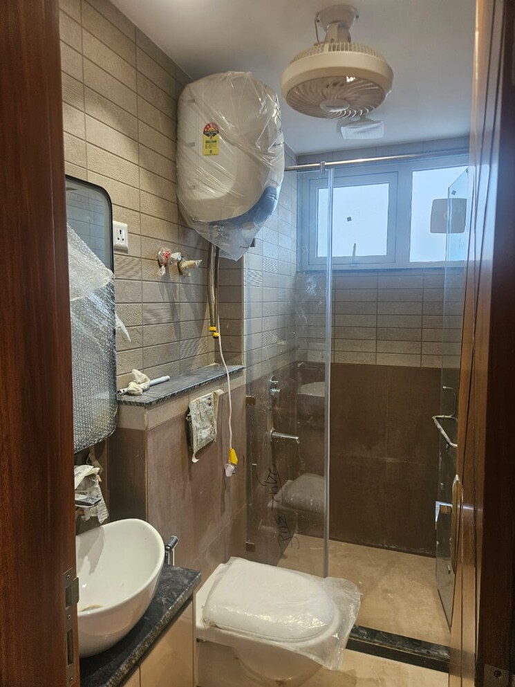 Bathroom, east patel nagar 3 Bedroom 1850 Sq.Ft. Builder Floor In East Patel Nagar Delhi 8894505