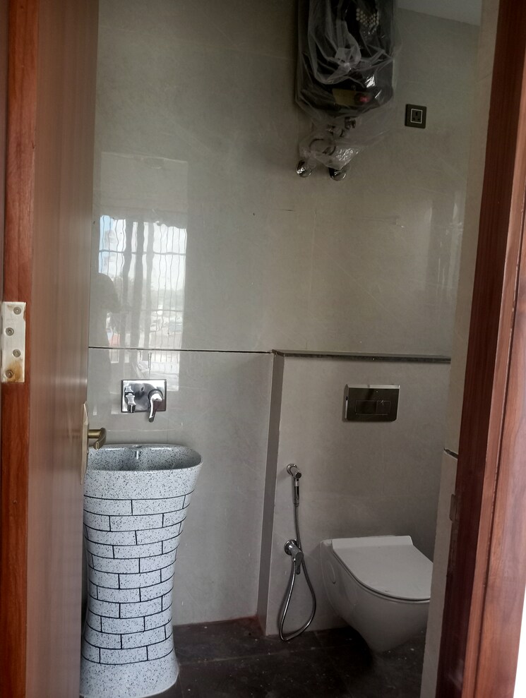 Bathroom, sector 33 3 Bedroom 1800 Sq.Ft. Builder Floor In Sector 33 Gurgaon 8894558