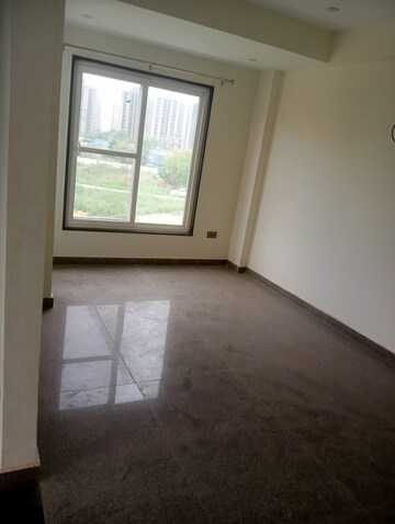 Room in 3 BHK Builder Floor at Sector 33 – for Rent