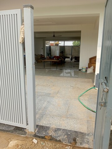 Balcony in 3 BHK Builder Floor at Sector 33 – for Rent
