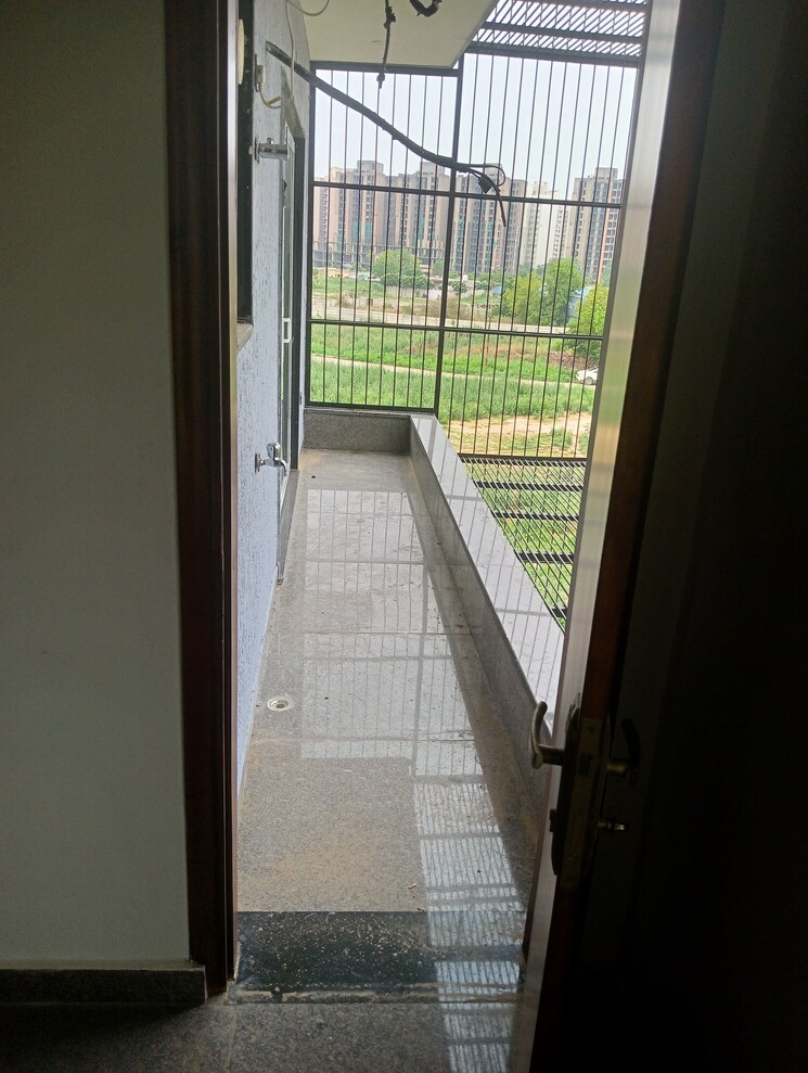 Balcony, sector 33 3 Bedroom 1800 Sq.Ft. Builder Floor In Sector 33 Gurgaon 8894558