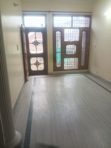 Room in 3 BHK Builder Floor at Sector 69 – for Rent