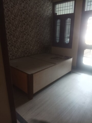 Room in 3 BHK Builder Floor at Sector 69 – for Rent