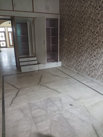 Room in 3 BHK Builder Floor at Sector 69 – for Rent