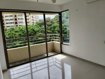 Room in 2.5 BHK Apartment at Oberoi Realty Splendor, Andheri East – for Rent