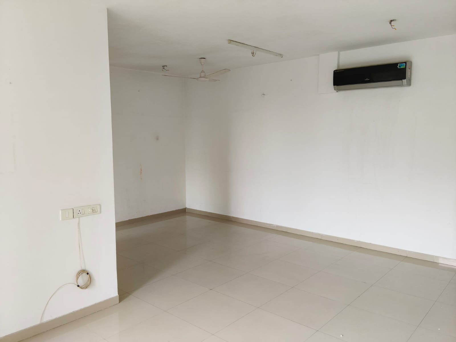 2.5 BHK + Pooja Room Apartment For Rent in Oberoi Realty Splendor