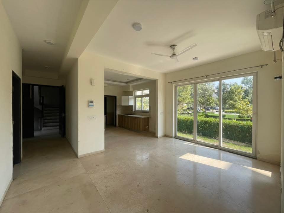 4 BHK + Servant Room,Extra Room Builder Floor For Rent in BPTP Amstoria