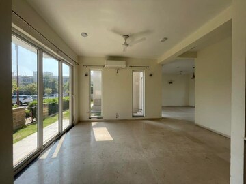 Building Lobby in 4 BHK Builder Floor at BPTP Amstoria, Sector 102 – for Rent