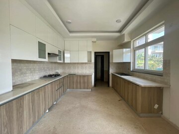 Room in 4 BHK Builder Floor at BPTP Amstoria, Sector 102 – for Rent