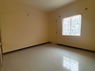 Room in 2 BHK Apartment at Aishwarya Eastwoods, Hsr Layout – for Rent