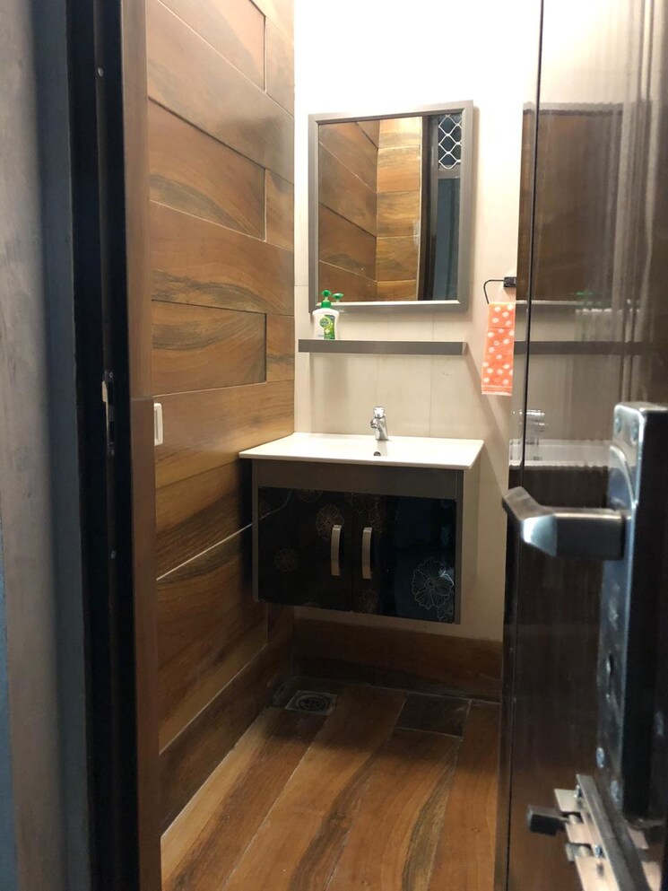 Bathroom, shalimar bagh 2 Bedroom 900 Sq.Ft. Builder Floor In Shalimar Bagh Delhi 8894812