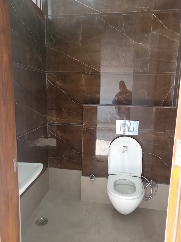 Bathroom, shalimar bagh 2 Bedroom 900 Sq.Ft. Builder Floor In Shalimar Bagh Delhi 8894812