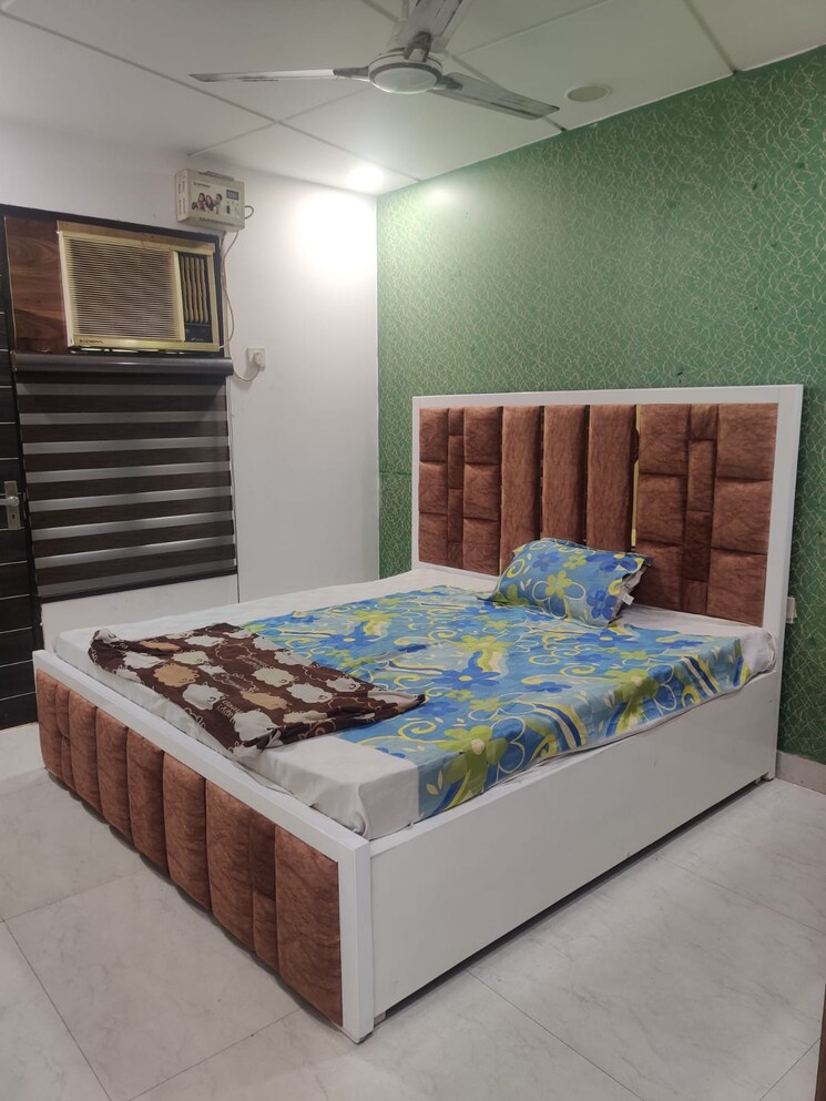 Bedroom, shalimar bagh 3 Bedroom 1300 Sq.Ft. Apartment In Shalimar Bagh Delhi 8894848