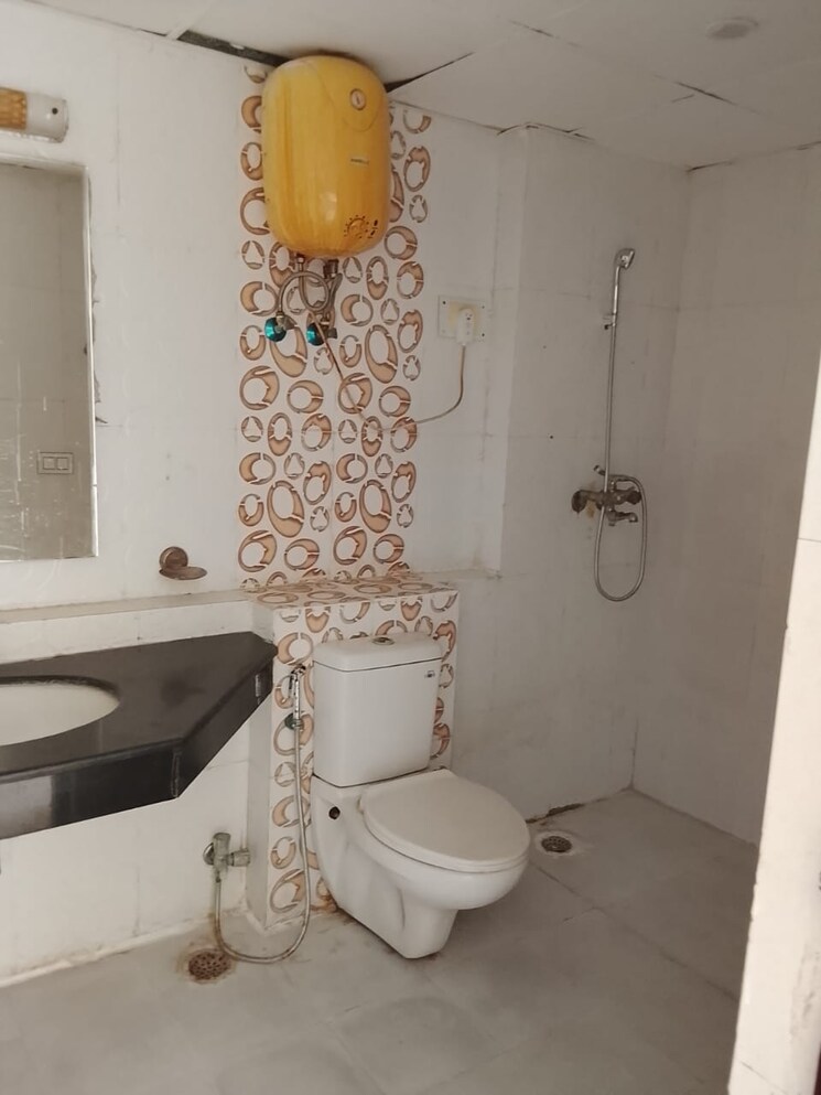 Bathroom, prateek-grand-city 2.5 Bedroom 1155 Sq.Ft. Apartment In Siddharth Vihar Ghaziabad 8894907